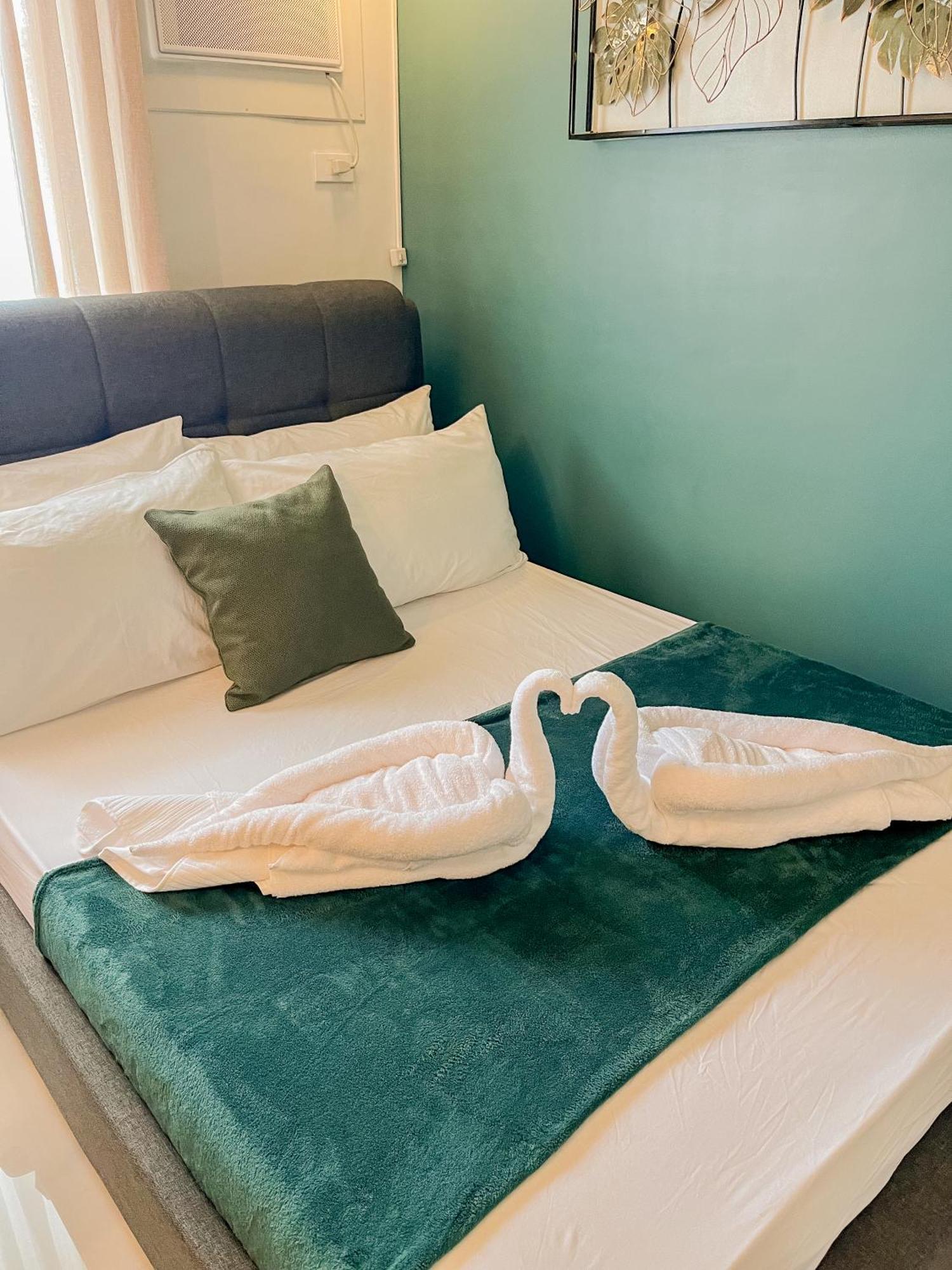 2 Bedroom And With Private Pool And Gym In Vista Manors Verdant Apartment *