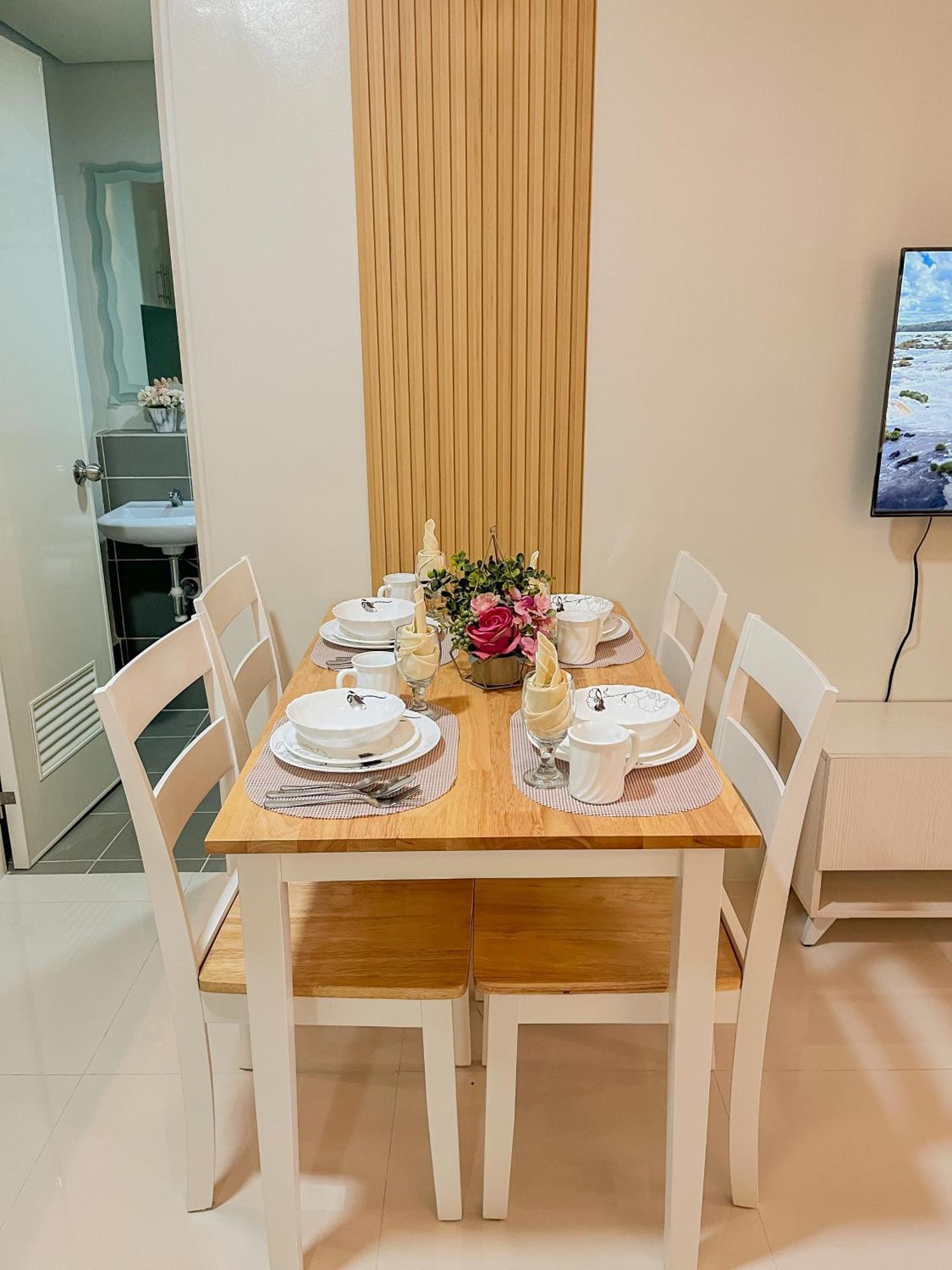 2 Bedroom And With Private Pool And Gym In Vista Manors Verdant Apartment *