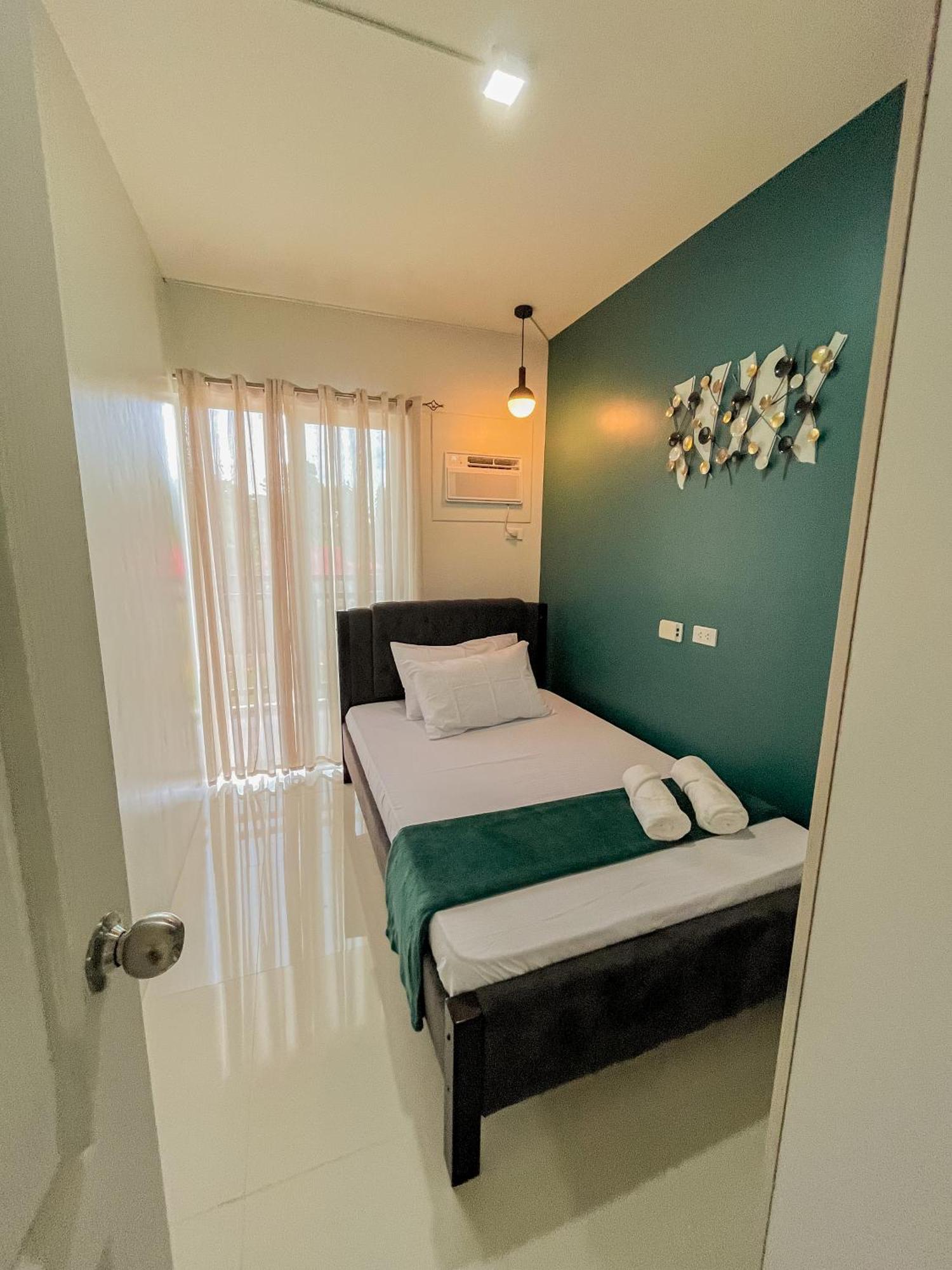 2 Bedroom And With Private Pool And Gym In Vista Manors Verdant Apartment *